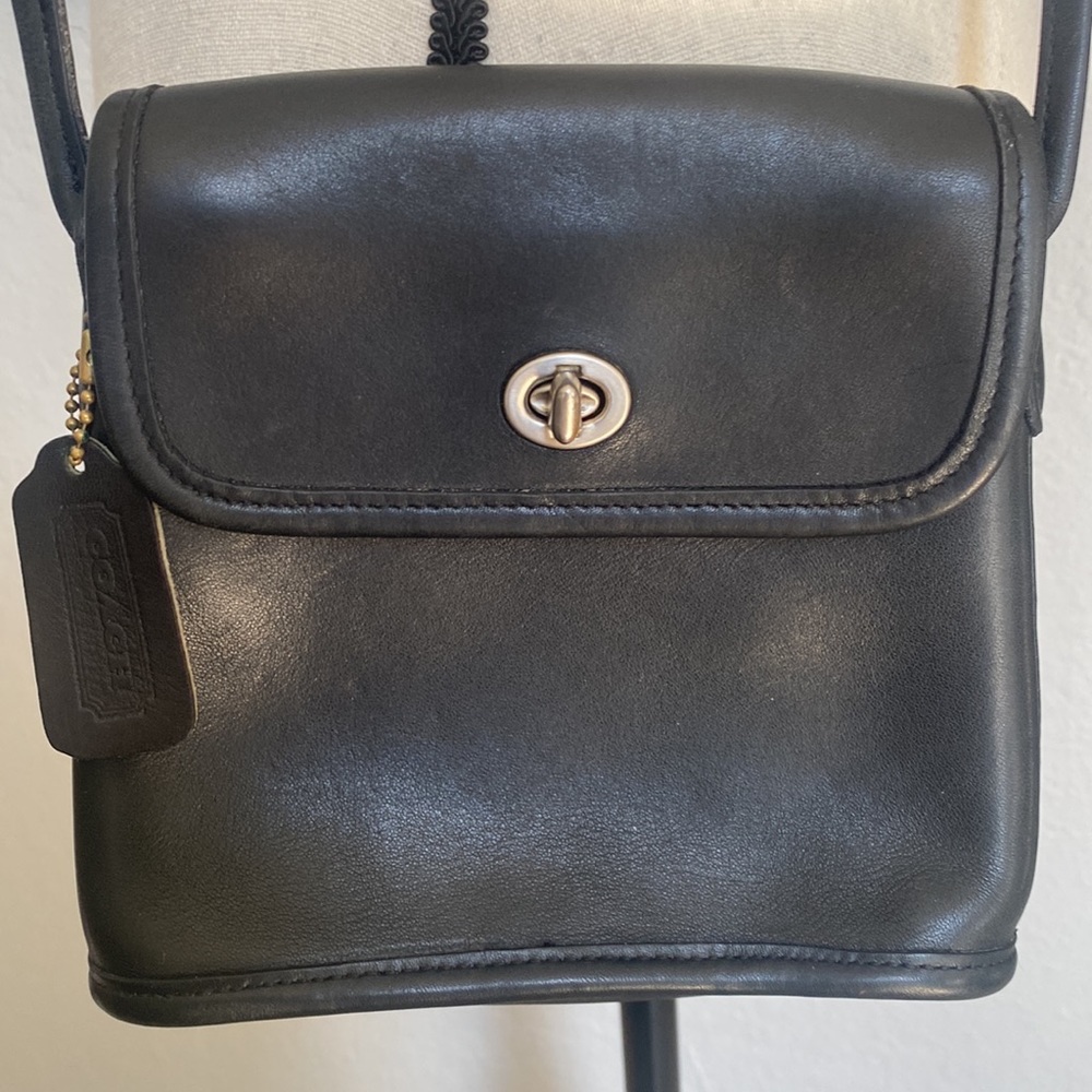 Coach Vintage Tango 9049 Black Leather Turn Lock Crossbody Bag.